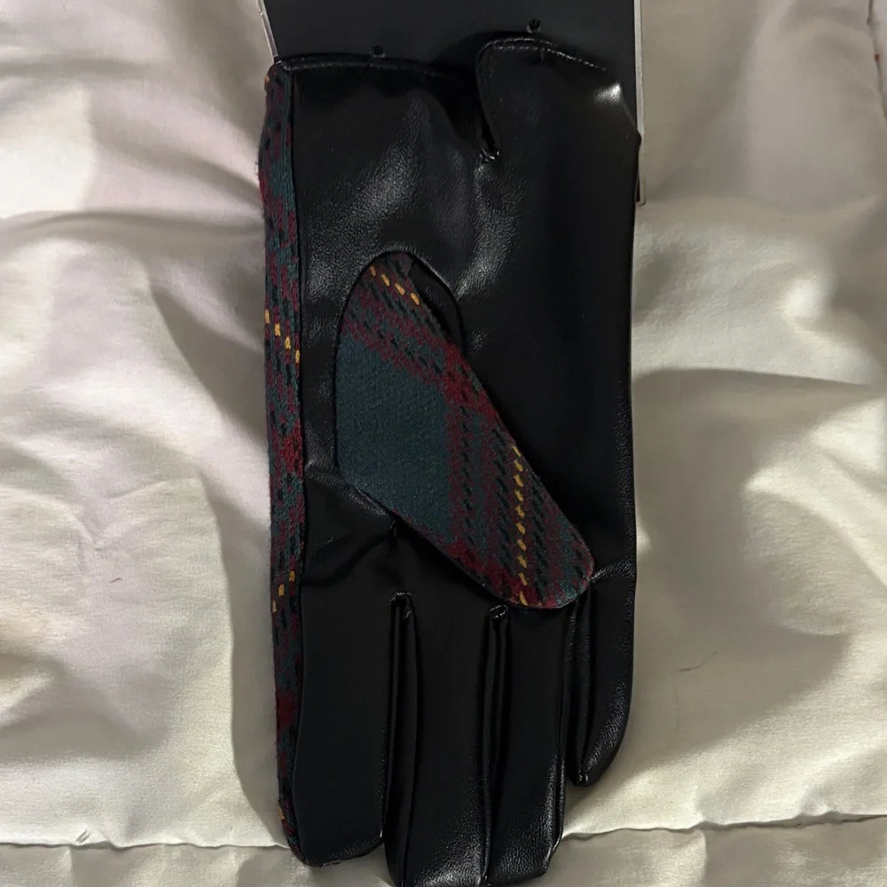 NWT Tahari Women’s Plaid Burgundy and Green Gloves